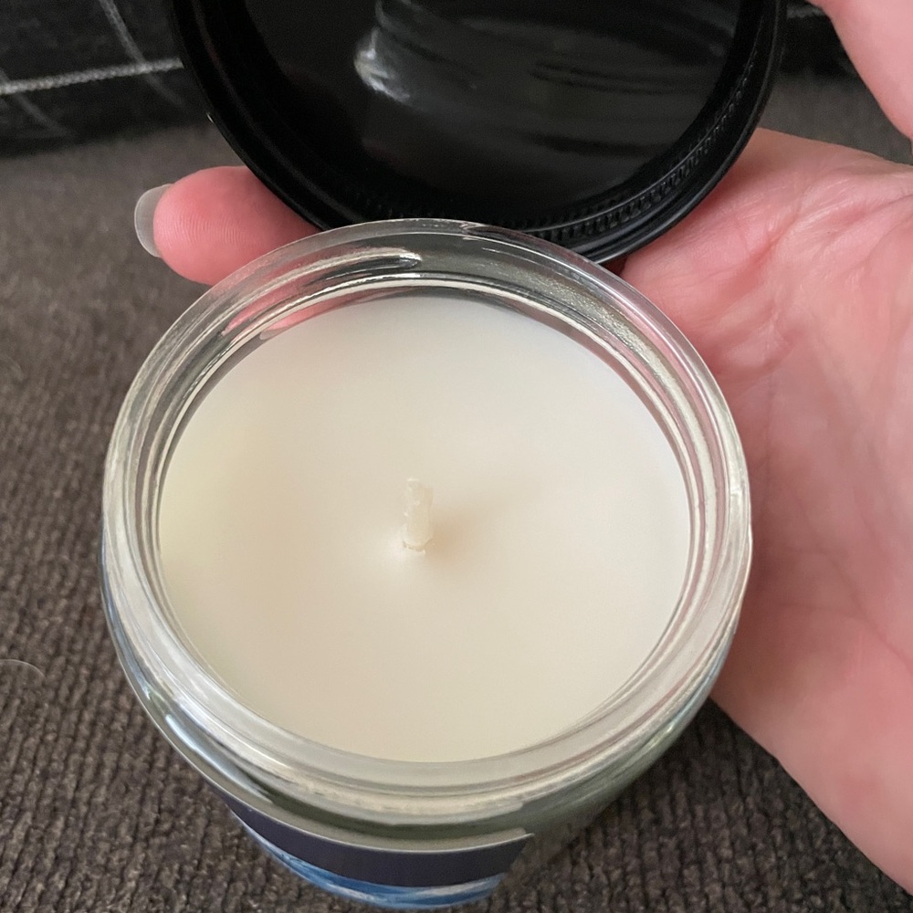 Bath and body works single wick candle - Picture 3 of 4